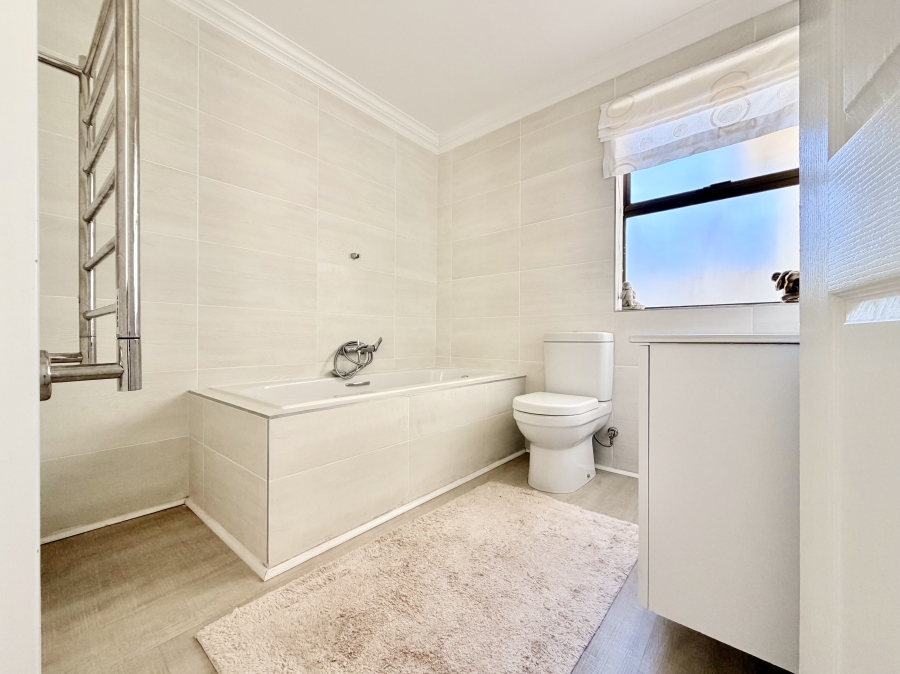 3 Bedroom Property for Sale in Voelklip Western Cape